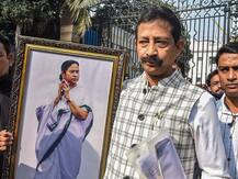 मंत्री और विधायक पद के बाद अब राजीव बनर्जी ने TMC से दिया इस्तीफा, हाथ में CM ममता की तस्वीर थामे दिखे