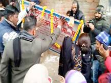 सड़क का शिलान्यास करने पहुंचीं मेयर, क्षेत्रीय जनता ने किया विरोध, बोर्ड फेंका