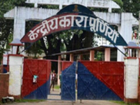 जेल में कैदी की मौत के बाद परिजनों का हंगामा, मौत की वजह न बताने का लगा रहे हैं आरोप जेल में कैदी की मौत के बाद परिजनों का हंगामा, मौत की वजह न बताने का लगा रहे हैं आरोप