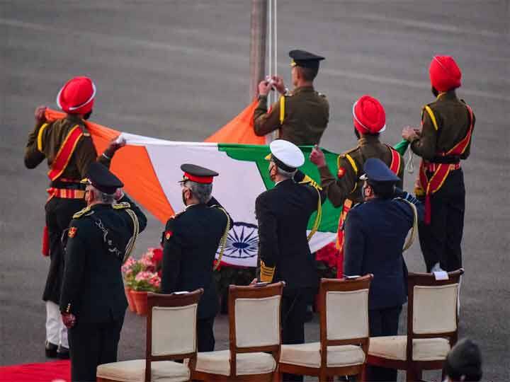 सबसे पहले एक बैंड ने 'स्वर्णिम विजय' थीम के साथ कार्यक्रम पेश किया. यह पाकिस्तान के खिलाफ 1971 के युद्ध में भारत की जीत के 50 साल पूरे होने के मौके पर विशेष धुन थी. उसी युद्ध के बाद बांग्लादेश का निर्माण हुआ.
