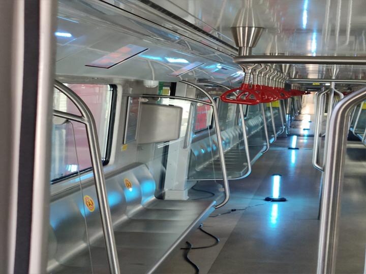 Lucknow Metro started sanitization with Ultra violet rays ann लखनऊ मेट्रो ने शुरू किया UV किरणों से मेट्रो ट्रेन का सैनिटाइजेशन, न्यूयॉर्क के बाद देश की पहली मेट्रो