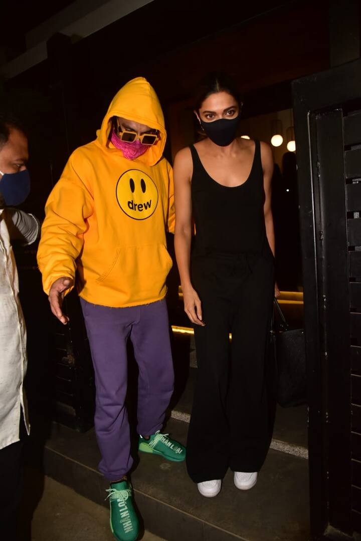 दीपिका पादुकोण(Deepika Padukone) आज बांद्रा के Mizu रेस्ट्रोरेंट में स्पॉट हुईं. लेकिन जब वो रेस्ट्रो से बाहर आ रही थी. तभी पीली स्वेटशर्ट, पिंक मास्त, काला चश्ना और हरे जूतों में एक शख्स दीपिका को पकड़े हुए नज़र आया.