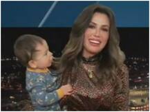 Viral Video: लाइव रिपोर्टिंग के दौरान मां के पास पहुंचा बेटा, सोशल मीडिया पर मिले प्यारे रिएक्शन