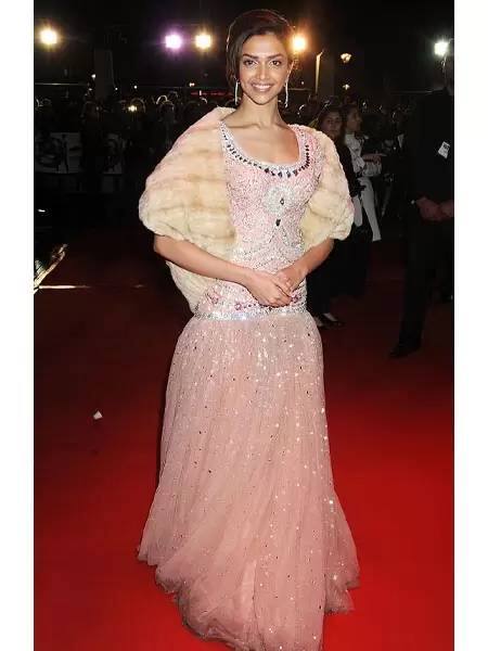 दीपिका पादुकोण ने साल 2009 में लंदन में हुए फिल्म प्रीमियर के दौरान रेड कार्पेट पर अपने लुक से सबको हैरान कर दिया. इस तस्वीर को देखकर आप यकीन नहीं मानेंगे की ये दीपिका पादुकोण ही हैं. (तस्वीर साभारः गेट्टी)