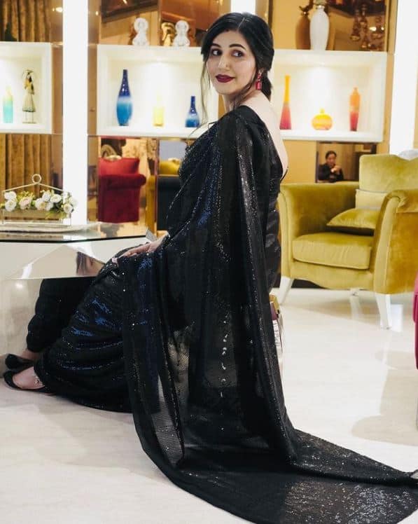 फैन्स सपना के हर अंदाज़ के कायल हैं. चाहे ट्रेडिशनल हो या वेस्टर्न, सपना हर तरह के आउटफिट्स में बेहद खूबसूरत लगती हैं. (Photo Credit: @itssapnachoudhary Instagram)