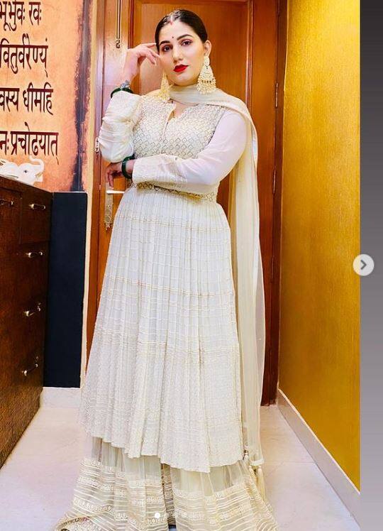 सपना सोशल मीडिया पर खूब एक्टिव रहती हैं और कोई भी तस्वीर या वीडियो शेयर करते ही मिनटों में वायरल हो जाती है.  (Photo Credit: @itssapnachoudhary Instagram)