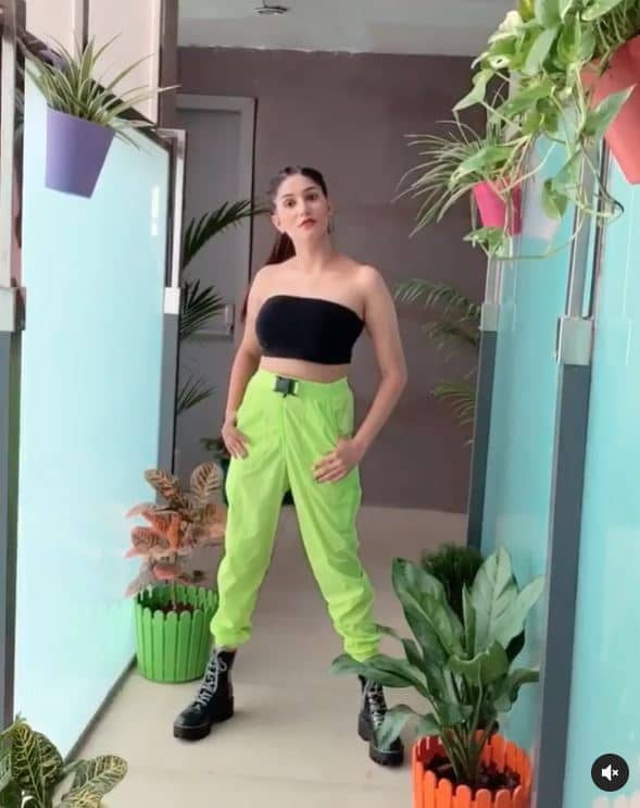 एक्ट्रेस और डांसर सपना चौधरी ने बहुत ही कम उम्र में अपने डांस करियर की शुरुआत की थी. अपने पैशन को जीने वाली सपना डांस की फील्ड में ट्रेंडसेटर मानी जाती हैं (Photo Credit: @itssapnachoudhary Instagram)