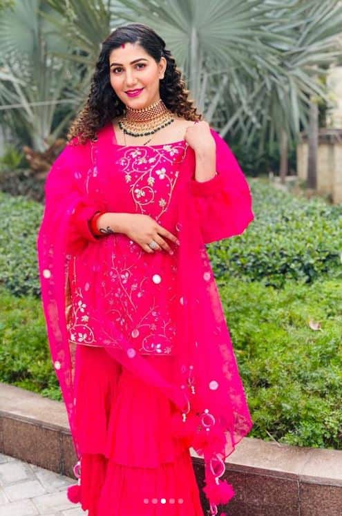 इस फोटोशूट में सपना चौधरी पिंक कलर के ट्रेडिशनल लुक में दिखाई दे रही हैं. सपना को इन तस्वीरों में पहचानना जरा मुश्किल सा हो रहा है. (Photo Credit: @itssapnachoudhary Instagram)