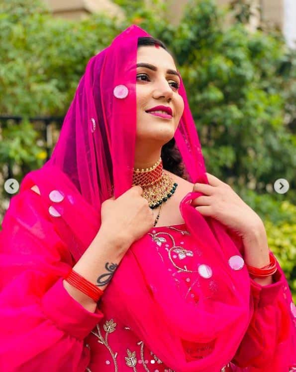 बता दें कि कुछ ही दिनों पहले सपना और उनके पति वीर साहू ने अपनी शादी की पहली सालगिरह मनाई थी. ऐसे में उन्होंने गरीबों को कंबल की जरूरी चीजें बांटी थीं.  (Photo Credit: @itssapnachoudhary Instagram)