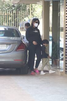 Spotted: बेटे तैमूर के साथ करिश्मा कपूर के घर पहुंचीं करीना कपूर खान, ब्लैक पजामा में फ्लॉन्ट किया बेबी बंप