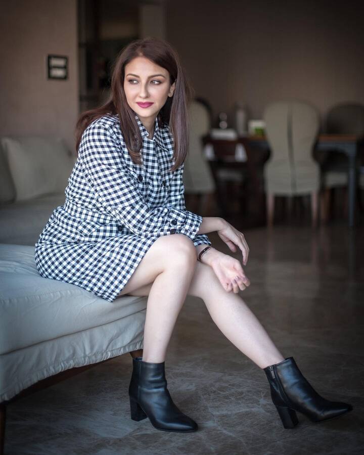 शो में अनीता भाभी बनी सौम्या टंडन को इम्प्रेस करने के चक्कर में अक्सर उनके पति विभूति  (आसिफ शेख) और मनमोहन तिवारी (रोह्ताश्वा गौड़) के बीच कॉमिक अंदाज़ में झगड़ा होता रहता है. (Pic credit: Instagram)