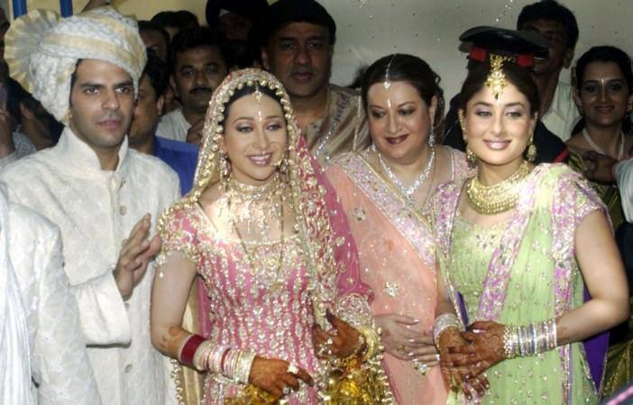 करिश्मा कपूर ने 2003 में बिजनेसमैन संजय कपूर संग सात फेरे लिए थे. शादी के दिन पिंक लहंगे में करिश्मा बहुत ही खूबसूरत लग रही थीं. 2016 में करिश्मा और संजय का तलाक हो चुका है.
