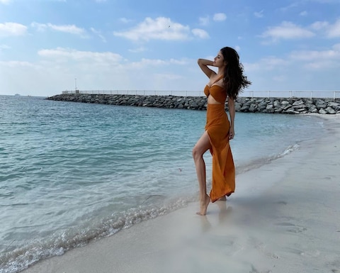 स्विमिंग पूल में Mouni Roy की ये अदाएं कर देंगी आपको बेकाबू, पानी में भी उठने लगी भाप