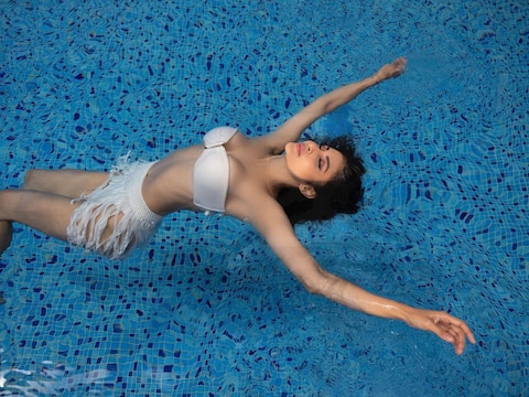 स्विमिंग पूल में Mouni Roy की ये अदाएं कर देंगी आपको बेकाबू, पानी में भी उठने लगी भाप