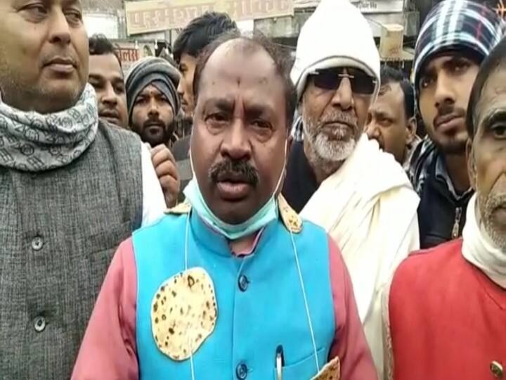 रोटियों की माला पहनकर मानव श्रृंखला में शामिल हुए पूर्व मंत्री, वजह पूछने पर कही ये बात