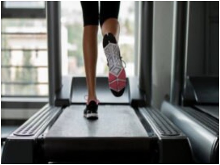 Health tips: Walking outside or walking on the treadmill, which is better one? Health tips: ट्रेडमिल वॉक या आउटडोर वॉक, दोनों में से सेहत के लिए कौन बेहतर है?