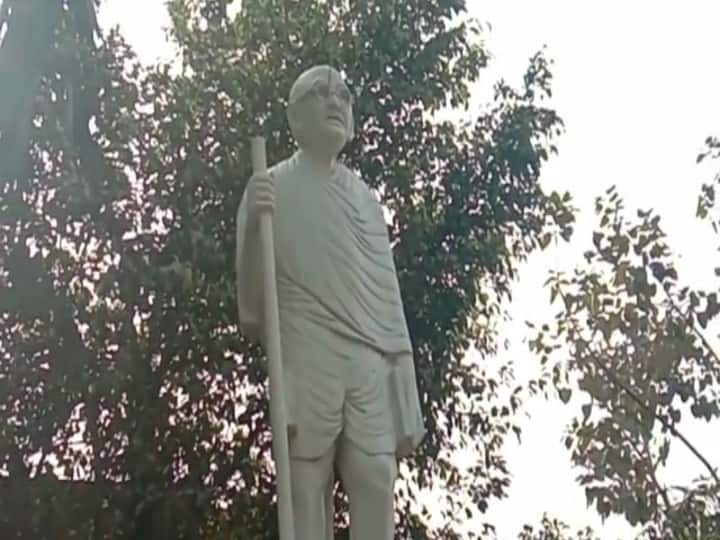शहीद दिवस पर महात्मा गांधी की मूर्ति का अपमान, नाराज ग्रामीणों ने जमकर किया हंगामा