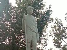 शहीद दिवस पर महात्मा गांधी की मूर्ति का अपमान, नाराज ग्रामीणों ने जमकर किया हंगामा
