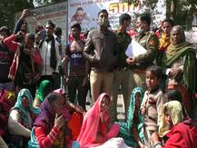 जालौन: युवक की मौत के बाद गुस्साए परिजनों ने किया हंगामा, पुलिस पर लगे लापरवाही के आरोप