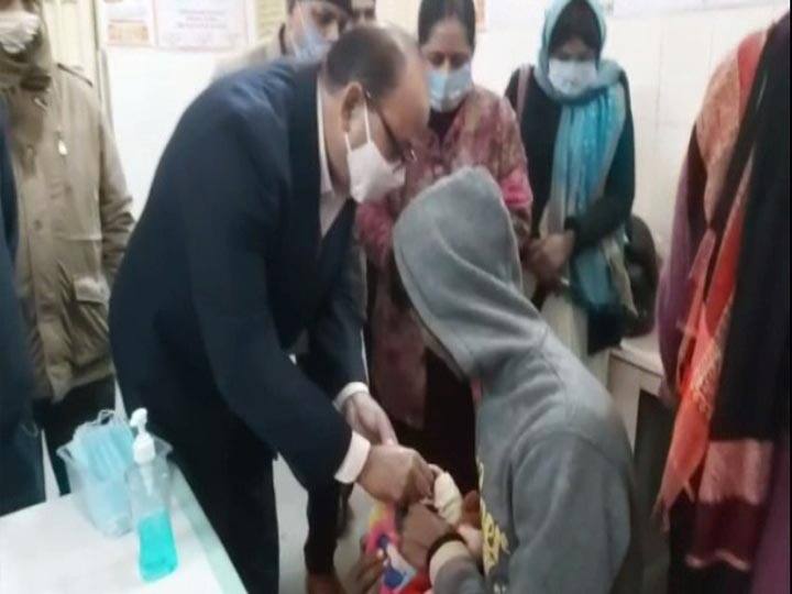 Polio vaccination campaign started in Gorakhpur ann पोलियो अभियान: गोरखपुर में 7 लाख बच्‍चों को ड्रॉप पिलाने का लक्ष्य, सीएमओ ने किया शुभारम्‍भ