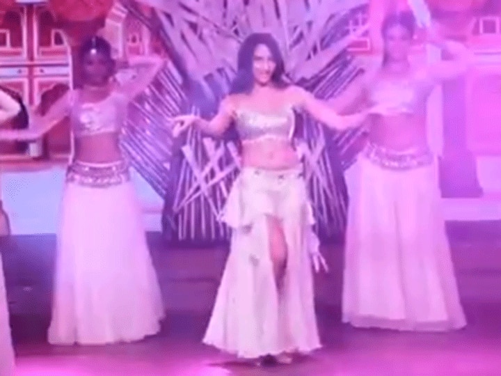 When Nora Fatehi performed belly dance on this song of Baahubali, watch video Bahubali के इस गाने पर जब Nora Fatehi ने स्टेज पर किया था बेली डांस, सांसे थामे बैठे रहे थे लोग