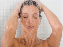 सर्दियों में रोजाना गर्म पानी से नहाते हैं तो हो जाएं सावधान, आपके शरीर पर पड़ता है ये बड़ा असर