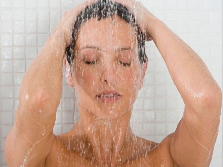 During the winter season be careful with hot water bathing daily this affects your body सर्दियों में रोजाना गर्म पानी से नहाते हैं तो हो जाएं सावधान, आपके शरीर पर पड़ता है ये बड़ा असर