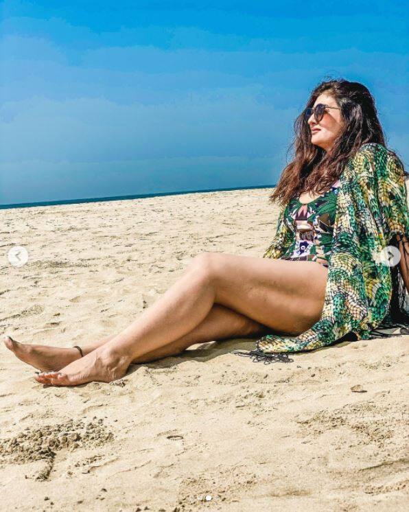 इन तस्वीरों में जूही समंदर किनारे रेत पर वन पीस ड्रेस पहने चील करती दिखाई दे रही हैं.  (Photo Credit: @juhiparmar Instagram)