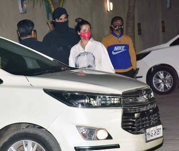 इस पार्टी में मलाइका और अर्जुन साथ-साथ पहुंचे थे. पैपराजी की नज़रों से तो ये कपल बच गया लेकिन ये तस्वीरें इंटरनेट पर उनके फैन क्लब ने पोस्ट की हैं.