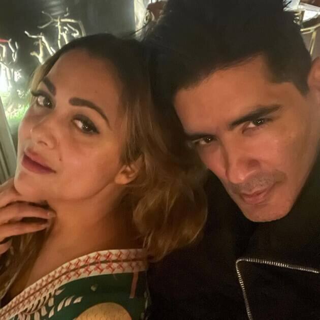 इस पार्टी में अमृता के खास दोस्त और बॉलीवुड डिजाइनर मनीष मल्होत्रा भी मौजूद थे. मनीष ने ये तस्वीरें इंस्टा पर पोस्ट की हैं.