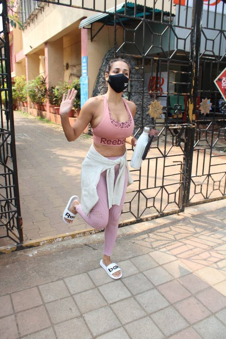 इस दौरान मलाइका पिंक स्पोर्ट्स ब्रा पहने दिखीं. साथ में उन्होंने अपने स्वेटर को कमर में बांध रखा था. इसके साथ ये अभिनेत्री मास्क लगाए भी दिखीं.