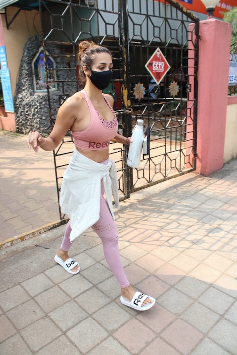 हेटर्स का मुंह बंद करने के लिए मलाइका अरोड़ा ने फ्लॉन्ट किए स्ट्रेच मार्क्स, योगा के बाद हुईं स्पॉट, देखें तस्वीरें 21 हेटर्स का मुंह बंद करने के लिए मलाइका अरोड़ा ने फ्लॉन्ट किए स्ट्रेच मार्क्स, योगा के बाद हुईं स्पॉट, देखें तस्वीरें