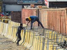 Photos: किसान आंदोलन वाली जगहों पर लोहे की छड़ें लगीं, स्टील की लाठी और सुरक्षा कवच के साथ दिल्ली पुलिस तैयार