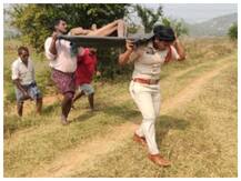 आंध्र प्रदेश: भिखारी का शव कंधे पर लेकर 2 किलोमीटर चली महिला सब इंस्पेक्टर, वजह जान आप भी करेंगे सलाम