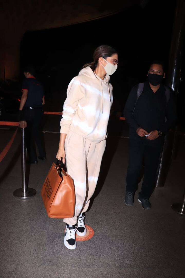 दीपिका ने ब्राउन लेदर बैग कैरी किया था जो कि उनके एयरपोर्ट को और ज्यादा हैपनिंग बना रहा था.  