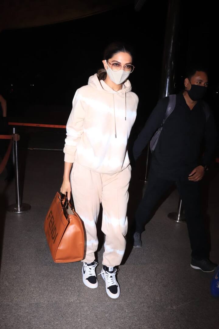 वह प्रभास के साथ एक मल्टीलिंगुअल फिल्म में भी नज़र आएंगी.