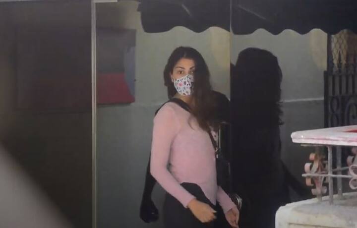 तस्वीरों में आप देख सकते हैं कि रिया और शौविक जिम से बाहर निकल रहे हैं. बाहर मीडिया है जो उनकी तस्वीर लेने लगती है. इतने में दोनों कार में बैठ जाते हैं. यह ताजा तस्वीरें सोशल मीडिया पर तेजी से वायरल हो रही हैं.