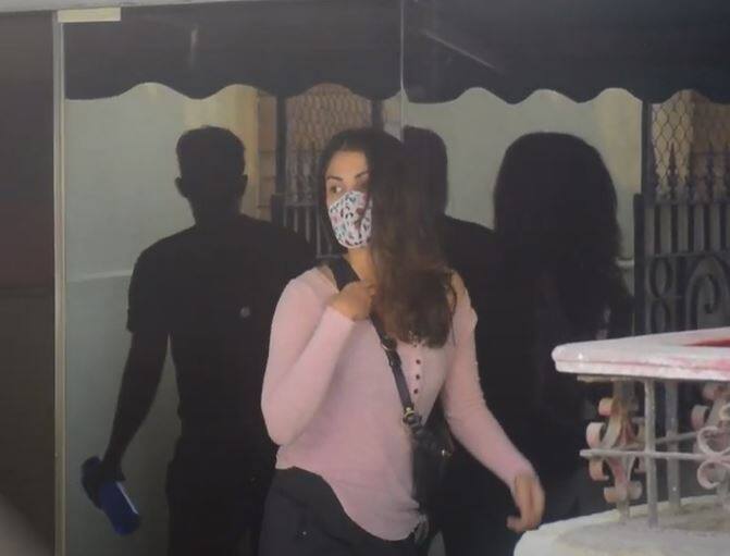 रिपोर्ट्स की मानें तो रिया जिस जिम से निकल रही थीं, वहां पहले भी वह कई बार सुशांत के साथ स्पॉट हो चुकी हैं. बता दें कि सुशांत सिंह राजपूत की मौत के बाद रिया लाइमलाइट में आईं थीं. उन पर कई तरह के सवाल उठे और इस मामले में उन्हें जेल भी जाना पड़ा. अब रिया जहां भी जाती हैं पैपराजी उनका पीछा करता है. 