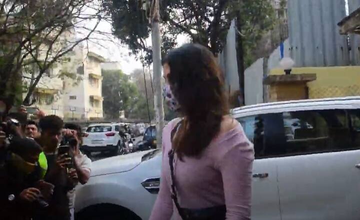 इससे पहले सुशांत सिंह की बर्थ एनिवर्सरी के लिए रिया बांद्रा में फूल खरीदने पहुंचीं थीं. यहां फोटोग्राफर्स ने तस्वीरें क्लिक करने लिए उनका पीछा किया तो अभिनेत्री ने हाथ जोड़ते हुए ऐसा करने से मना किया.