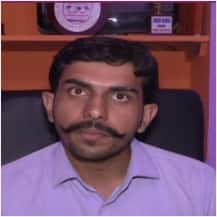 IAS Success Story: पिता चलाते थे चाय की दुकान और बेटा पहले ही प्रयास में बना IAS ऑफिसर