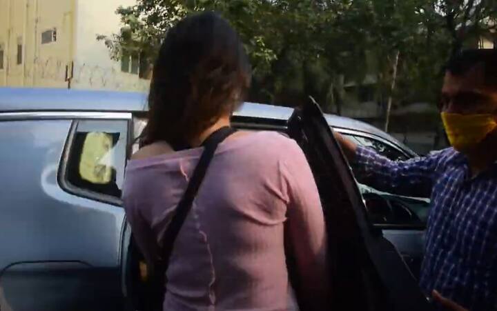 आपको बता दें कि जून 2020 में बॉलीवुड एक्टर सुशांत सिंह राजपूत ने सुसाइड कर लिया था. उस वक्त रिया के साथ उनके डेटिंग की खबरें थी. सुसाइड के बाद रिया पर सुशांत के परिवार ने एफआईआर दर्ज कराया था.इसके बाद सुशांत की मौत के तार ड्रग्स से जुड़े. इसी मामले में एनसीबी ने रिया को गिरफ्तार किया था. रिया अभी बेल पर बाहर हैं.