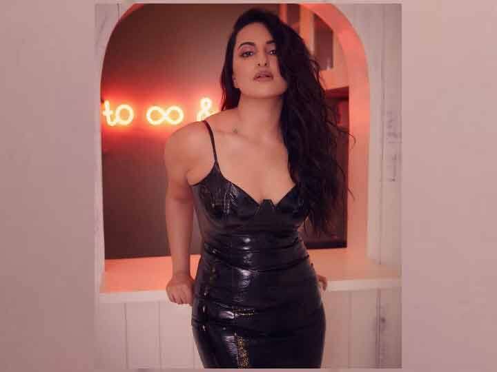 सोनाक्षी सिन्हा बॉलीवुड की उन अभिनेत्रियों में से हैं जो सोशल मीडिया पर काफी एक्टिव रहती हैं. वह लगातार अपनी फोटोज और वीडियोज सोशल मीडिया पर शेयर करती रहती हैं जो अक्सर इंटरनेट पर वायरल हो जाते हैं. 