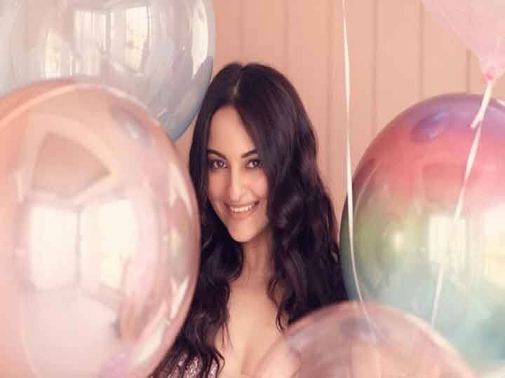 सोनाक्षी ने बताया था कि, जब से मैंने काम करना शुरू किया, तभी मैंने ये सोच लिया था कि मैं 30 साल की होने से पहले ही अपने पैसों से मुंबई में एक घर खरीदूंगी. सोनाक्षी ने कहा कि मेरी अपने आप को दी हुई डेडलाइन तो पहले ही खत्म हो चुकी है. लेकिन फिर भी अब घर खरीद कर मैंने अपने सपने को पूरा कर लिया है.