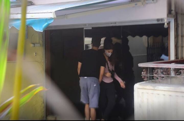 इससे पहले भी रिया अपने भाई शोविक के साथ इसी जिम के बाहर स्पॉट की गई थीं.