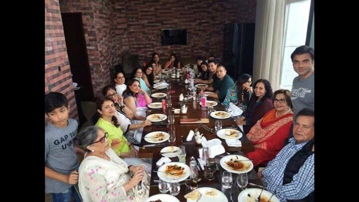 सलमान खान के 1 बीएचके के घर में एल शेप लिविंग कम डाइनिंग रूम में एक बाथरूम है. यहां एक छोटा ओपन किचन भी है जो डाइनिंग रूम से जुड़ा है.