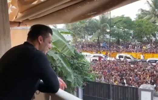 सलमान खान अक्सर अपने ग्लैक्सी अपार्टमेंट की बालकनी से अपने फैंस से मुखातिब होते रहते हैं. खासतौर पर ईद और दीवाली जैसे त्योहार व अपने बर्थडे पर भी वे बालकनी में आकर अपने फैंस से मिलते हैं.