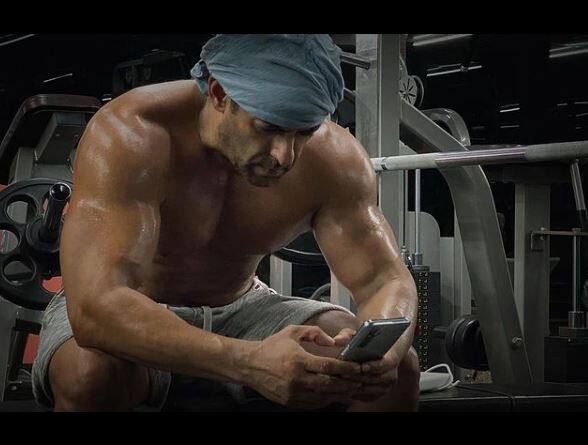 फिटनेस का ख्याल रखने वाले सलमान खान का इस ग्लैक्सी अपार्टमेंट में एक जिम भी है जहां सलमान अक्सर वर्क आउट करते हैं.