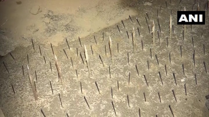 Delhi Police have fixed nails on the ground near barricades at Ghazipur border सभी सीमाओं की हुई 'किलेबंदी', धरना स्थल के पास जमीन पर गाड़ी गईं कीलें