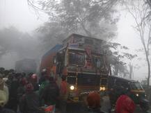 इंटर की परीक्षा देने जा रहे छात्र को ट्रक ने कुचला, नाराज लोगों ने सड़क जाम कर किया हंगामा