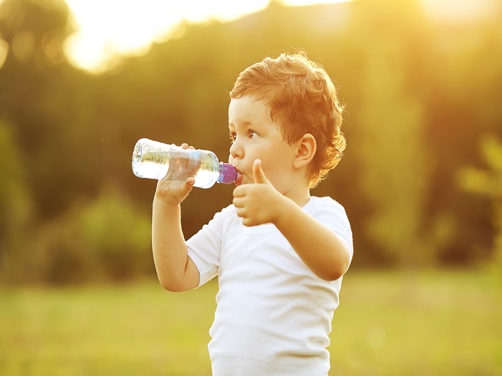 Does your child drink less water during the winter season know to keep them hydrate सर्दी के मौसम में कम पानी पीते हैं बच्चे तो जानें हाइड्रेट रखने के बेहद आसान तरीके